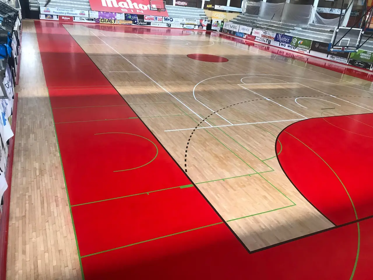 Pabellón Municipal do Porriño con el suelo de madera pulido, barnizado y las líneas pintadas
