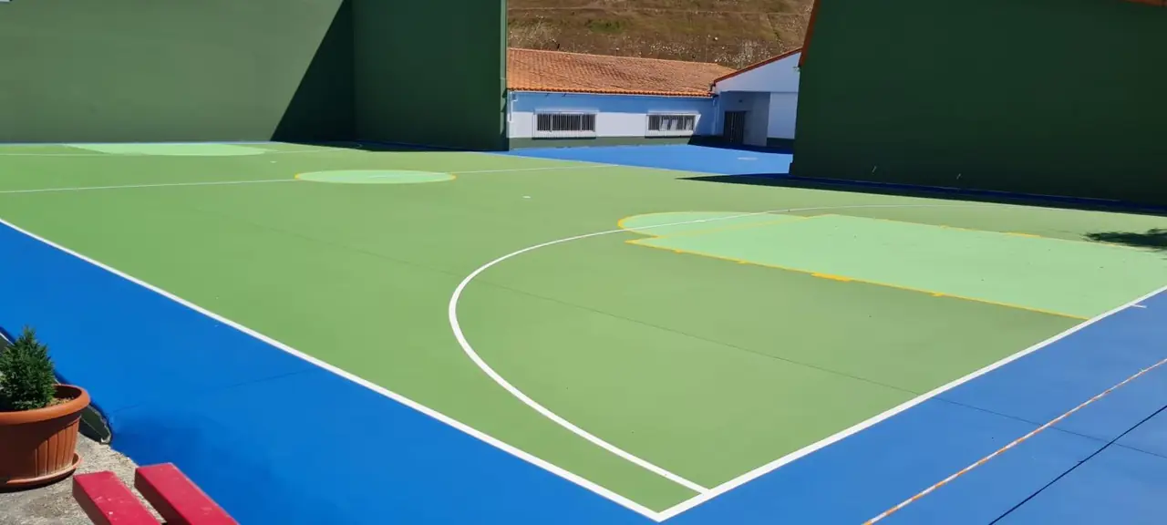 Pista de baloncesto pavimentada por Pavilalín