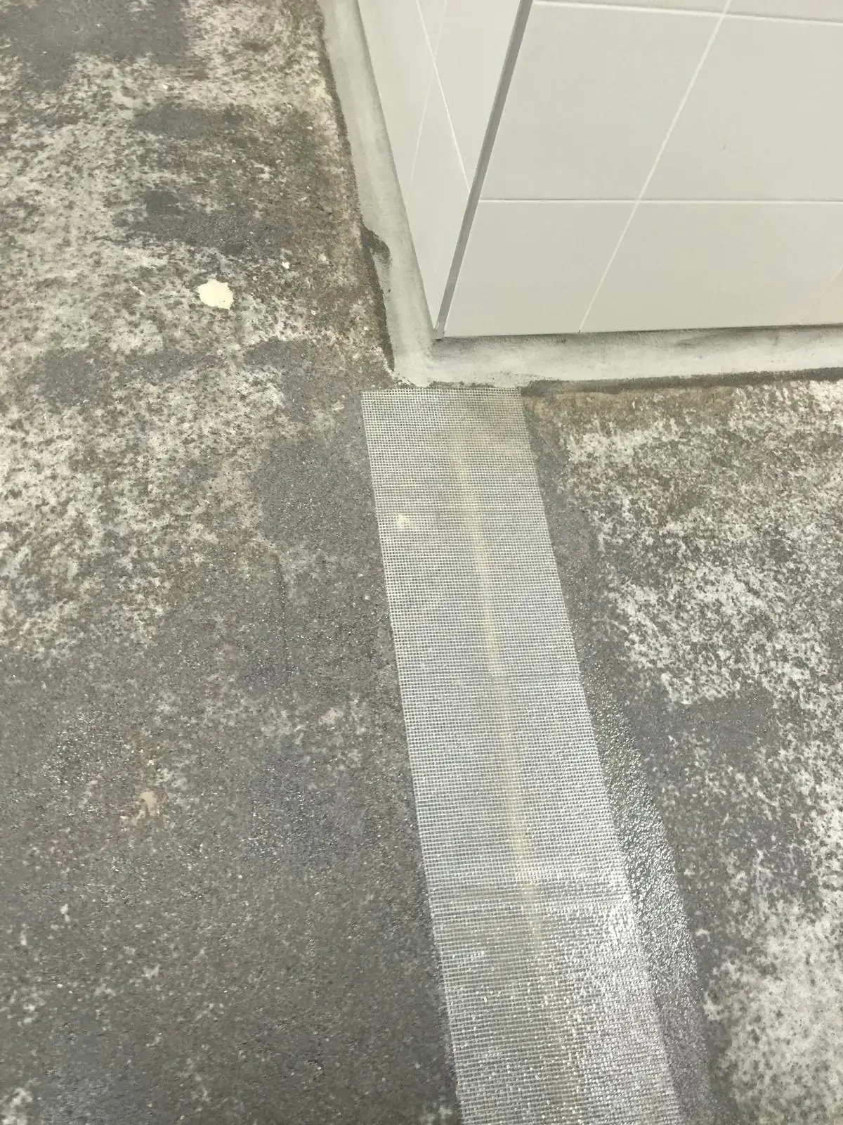 Suelo preparado con malla de fibra antes de aplicar la resina